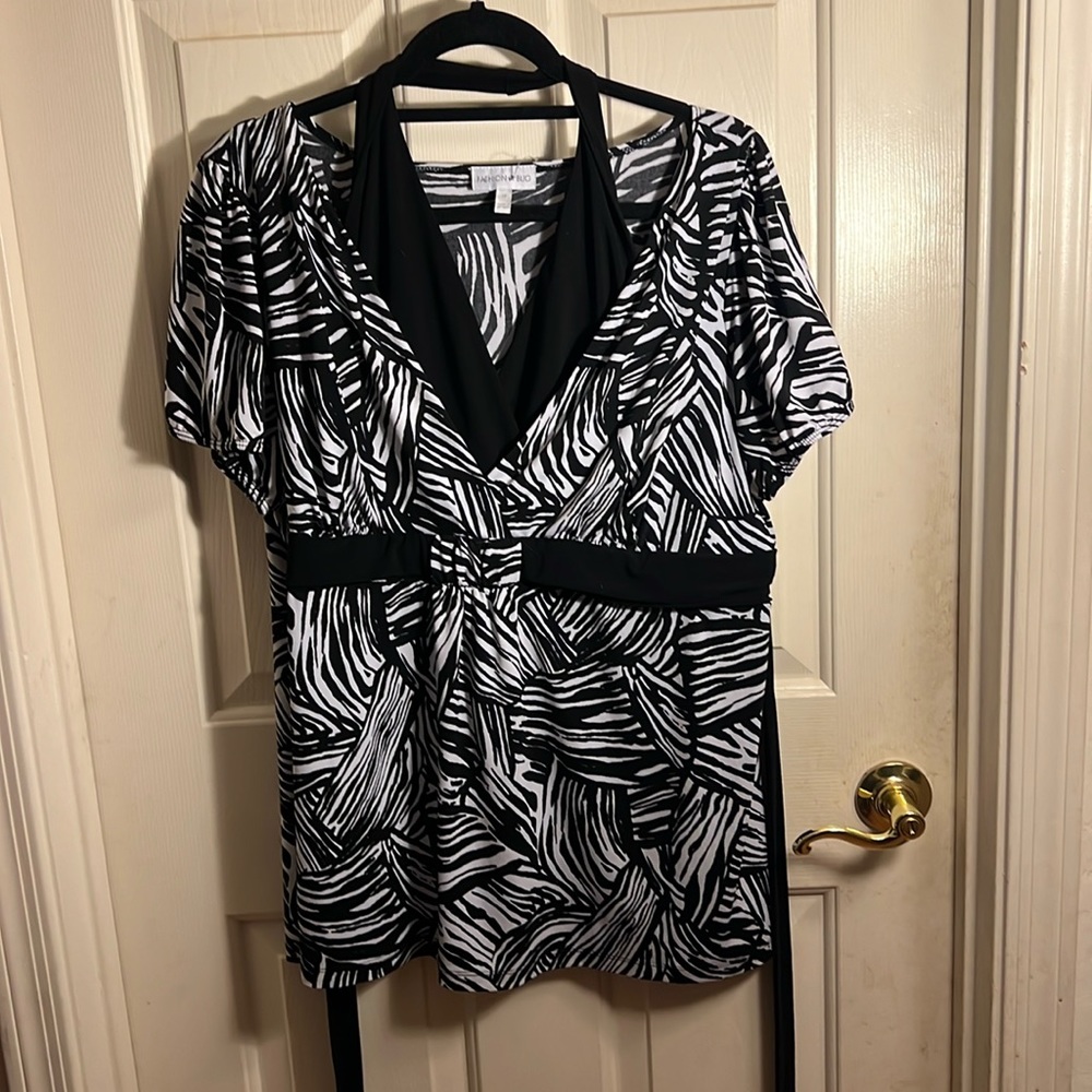 Fashion Bug animal print shirt with attached halter and tie backs. Size 1X